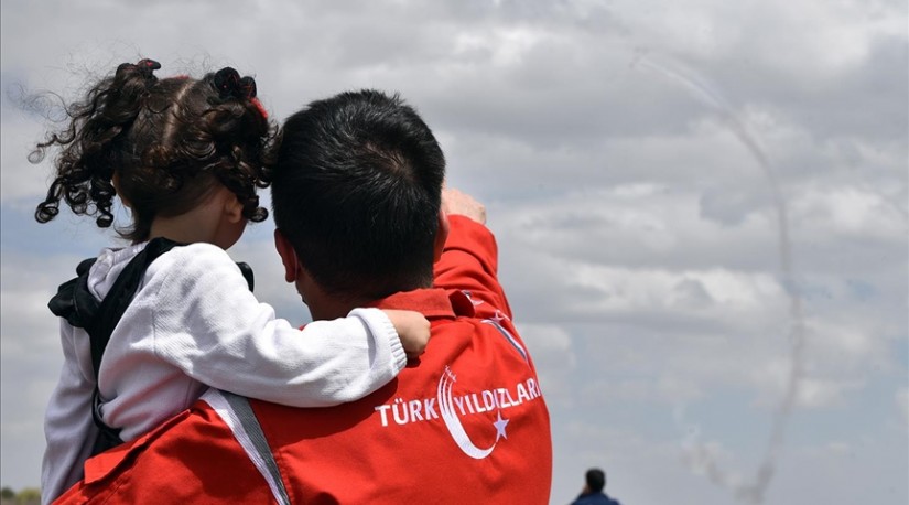Пилотажные группы в Турции совершили полет в знак поддержки детей с аутизмом