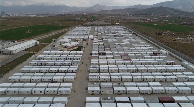 В зоне бедствия в Турции развернуты 345 палаточных лагерей и 305 модульных городков